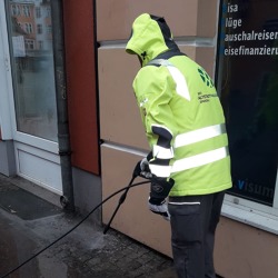 15 Monate Spandauer Altstadthausmeister:Sauberkeit auf höherem Niveau schafft mehr AttraktivitätErfolgreiche Graffiti-Entfernung an Bauwerken, „Cappuccino-Prinzip“ funktioniert
